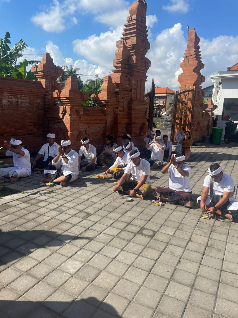BERLNGSUNG KEGIATAN PERSEMBHYANGAN DI HARI SARASWATI YANG DILAKUKAN OLEH PERANGKAT DESA MENGWITANI.
